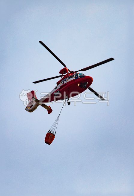 헬리콥터,산불진화,화재현장,산불현장,산불진압,화재진화,물통,물,호수,땜,진화작업,빨간색헬리콥터,helilcopter,evoutionwork,firesuppressiion,evolution,water,lake,tinker,wildfirscene,firesuppression,redhelicopter,항공기,비행기,airplane,aircragr,evolutionwork,fireextinguishingwork,하늘,sky,운송,transportation