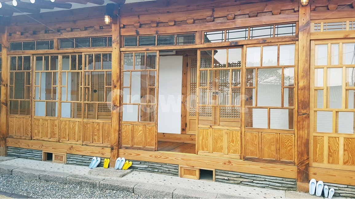 한옥,고무신,가옥,전통가옥,나무집,마루,대청마루,창틀,문틀,유리,유리창,기와,기와지붕,기와집,한국전통,한국문화,korean traditional,korean culture,건축물,건물외관,exterior,building,structure,architecture,construction