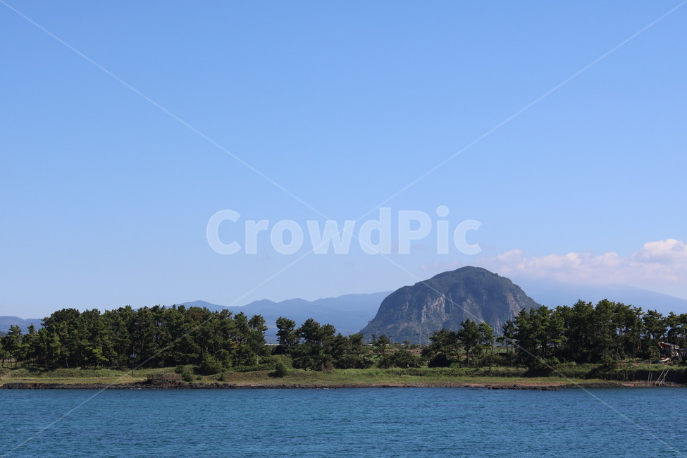 제주도,산방산,바다,파도,나무,풍경,힐링,자연,구름,하늘,자연,풍경,nature,landscape,한국자연풍경,한국자연경관,korea nature landscape,제주도,jeju,jeju island,outdoors,옥외,land,땅,shoreline,해안선,water,물,ocean,대양,sea,coast,연안,island,섬