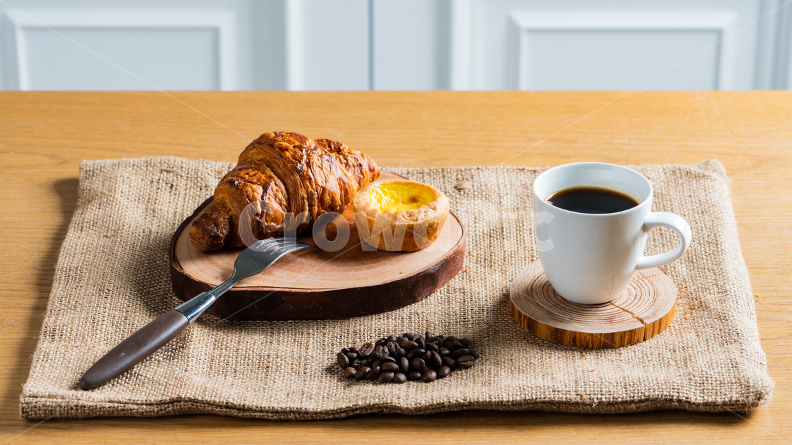 주방,도구,식탁보,현대적인,깔끔한,흰색,실내,인테리어,정돈된,브런치,아침식사,점심식사,식탁,맛있는,달콤한,달달한,음식,끼니,배고픈,쟁반,목기,나무,빵,커피잔,머그컵,커피,패스츄리,포크,커피콩,음식,식재료,요리,food,cook,meal,dishes,food reserves,빵,bread,아침식사,조식,브런치,breakfast,brunch,커피,카페,coffee,cafe