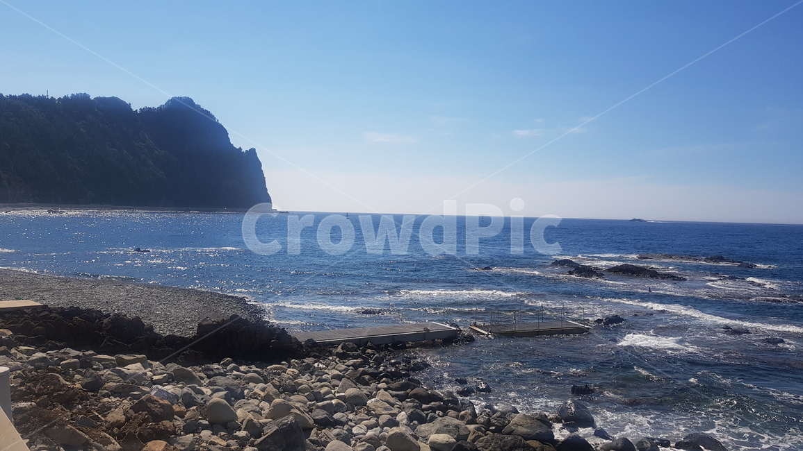 바다,잔잔한파도,산,하늘,조약돌,sea,wave,mountain,sky,stone