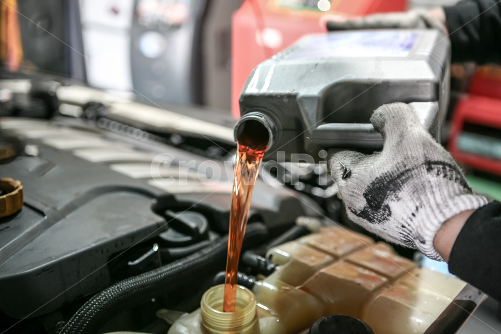 자동차,냉각수교환,오일교환,카센터,자동차서비스센터,정비센터,AS센터,브레이트오일,스티어링오일,스티오링,오일,엔진룸,정비작업,유지보수,교체,교환,보충,소모품,액체,저장탱크,게이지,엔진오일,점검,오일케이지,기계,결함,사고,운행,원인,산업,현장,에서자동차정비,효율성,안정성,외형복원,자동차정비,산업,industry,industrial,교통,교통수단,traffic,transportation