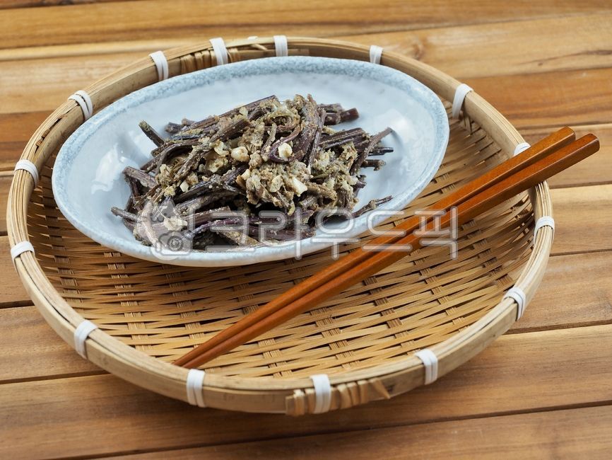 Seasoned bracken bracken,sidedish,vegetable,vegetable dish,spring greens,herbs,side dish,bracken,herbdishes,Korean food,cooking,traditionalfood,koreanfood,vegetariandiet,Herbs,springgreens,sidedishes,vegetarian diet,Korean,Bracken,brown,food,meal,traditio