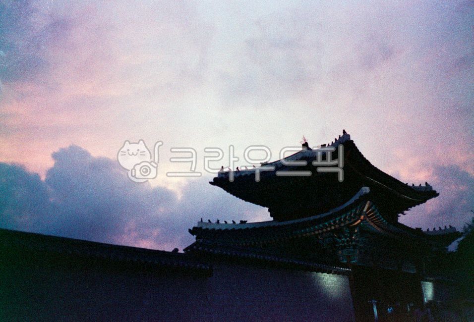 sky,prepare,Changgyeonggung Palace,color,film,building,cloud,analog,Hanok,vintage,sunset,silhouette,weather,Emotion,architecture