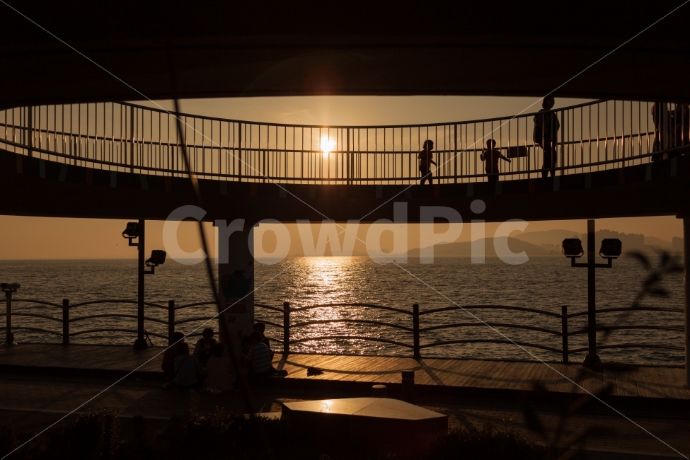석양,가족,아이들,전망대,바다,인천,월미도,아름다움,추억,여행,파도,산,sunset,water,orange,summer,sun,sunrise,sunsetriver,sky,nature,beautiful,beauty,background,yellow,together,family,child,happy,sunshine,picnic,사람,인물,인간,human,person,가족,패밀리,family,인물실루엣,사람실루엣,character silhouette,human silhouette,물,handrail,난간,banister,waterfront,워터 프론트,port,포트,pier,교각