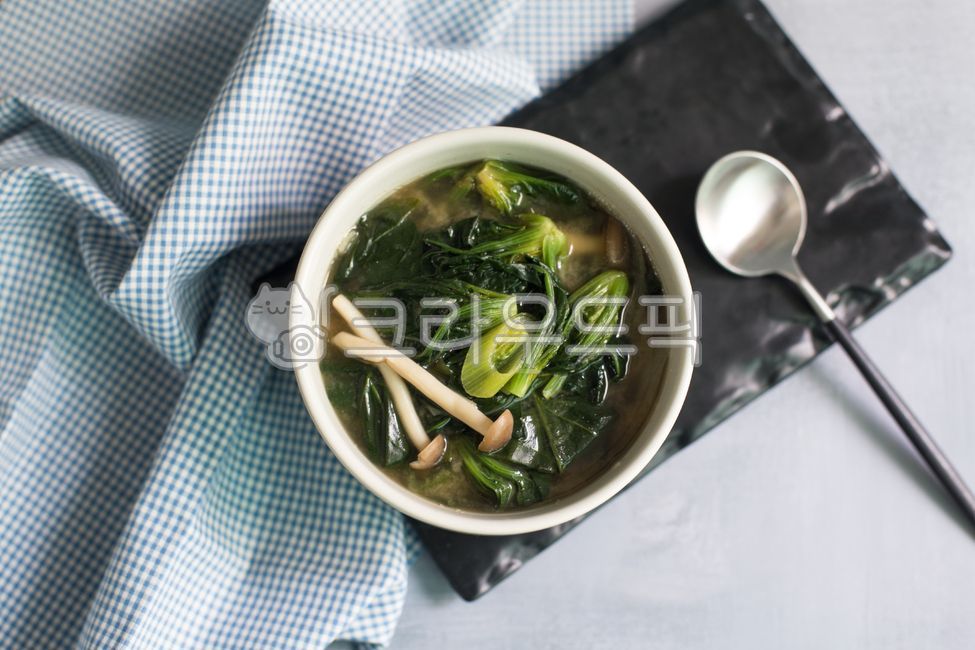 soup,soup bowl,spinach,green,vegetable,green vegetables,food,Spinach miso soup,root vegetables,root,ingredients,organic,Miso soup