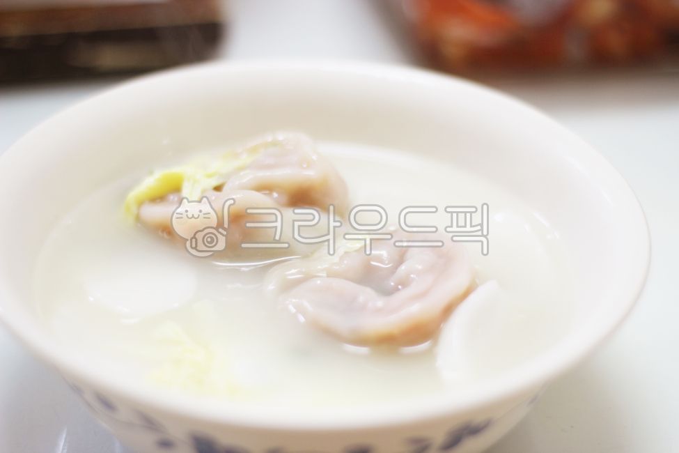 만두국,만두,떡,떡국,설날음식,설날요리,사골육수,사골떡국,사골만두국,떡만두국,국물요리,쌀떡국,쌀떡,김치만두국,김치만두,만둣국,한식,따뜻한국물,겨울음식,떡만둣국,집밥,가정식,한국음식,전통음식,한식메뉴,따뜻한밥상,사골국물,음식,식재료,요리,food,cook,meal,dishes,food reserves