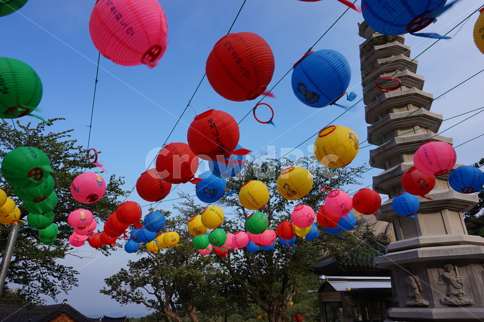 하늘,탑,절,연등,석가탄신일,한국전통,한국문화,korean traditional,korean culture,종교,신앙,religion,belief,faith,축제,행사,festival,carnival,event,기념일,축하,anniversary,congratulation,celebrate,celebration