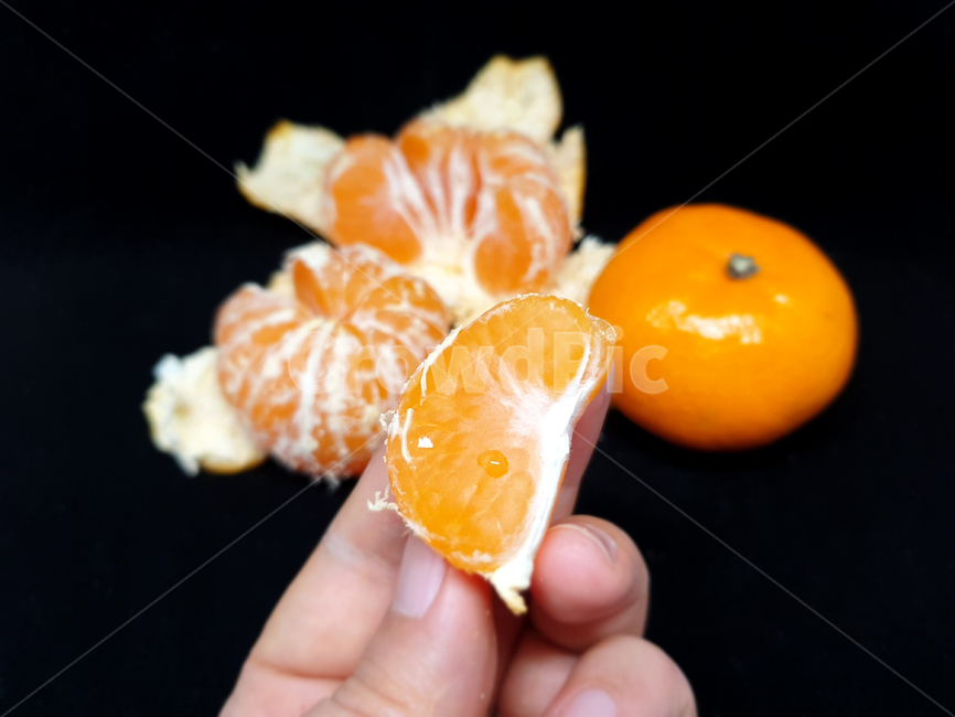 귤,과일,fruit,orange,tangerine,탠저린,클레멘타인,clementine,사츠마,satsuma,오렌지,감귤,껍질,귤껍질,제철과일,겨울제철과일,겨울과일,식품,식자재,식재료,누끼,사물,오브젝트,object,손,hand,손가락,finger,손동작,음식,식재료,요리,food,cook,meal,dishes,food reserves,과일,열매,fruit