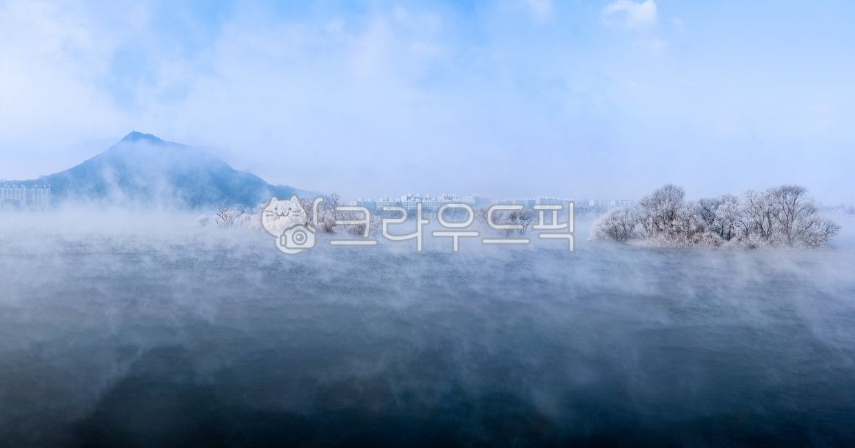 상고대,서리,눈꽃,소양강,소양호,겨울,물안개,안개,물,강,호수,추운,차가운,아침,나무,야외,실외,풍경,강원도,춘천시,춘천,산,하늘