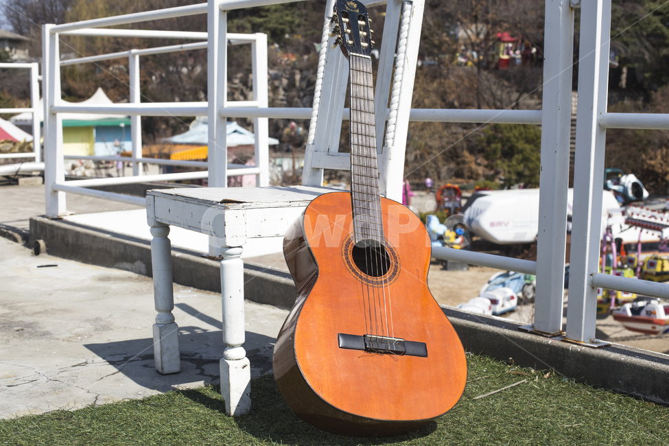 기타,통기타,악기,연주,음향기기,기타줄,현악기,컨셉,의자,악기,음향기기,musical instrument,musical equipment