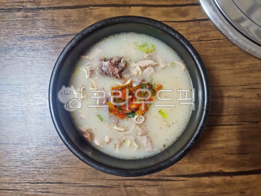 순대국밥,순대,국밥,소울푸드,이열치열,순댓국,안주,식사,1인분,한끼식사,내장,고기순대,국물,사골국물,고기,한끼,뚝배기,육수,사골육수,피순대,요리,식탁,나무판,음식,그릇,bowl,food,meal,순대국,술안주,먹거리,테이블,서민음식,원기회복,돼지부속,보양음식,돼지요리,한식,comfortfood,sundae,sundaesoup,해장,sundaegukbap,한국요리,koreanfood,koreandishes,koreanmeal,koreancook,육류,아시아음식,전통음식,국,한국음식,맛집,먹방,별미,따끈한,혼밥,해장국,숙취,내장탕,뜨거운,cook,tasty,음식문화,숙취해소,사발,다대기,양념,매운양념,양념장,밥도둑,빨간양념