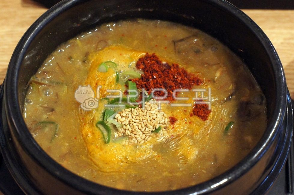 plating,soup,brackensoup,Jeju local food,Bracken Haejangguk,bowl,Meat soup and rice,meatsoup,Korean food,bracken meat stew,cooking,foodpresentation,Gukbap,brackenmeatstew,Korean,reserves,food,pottery,porkstew,earthen pot,Plating,earthenpot,hangoversoup,tt