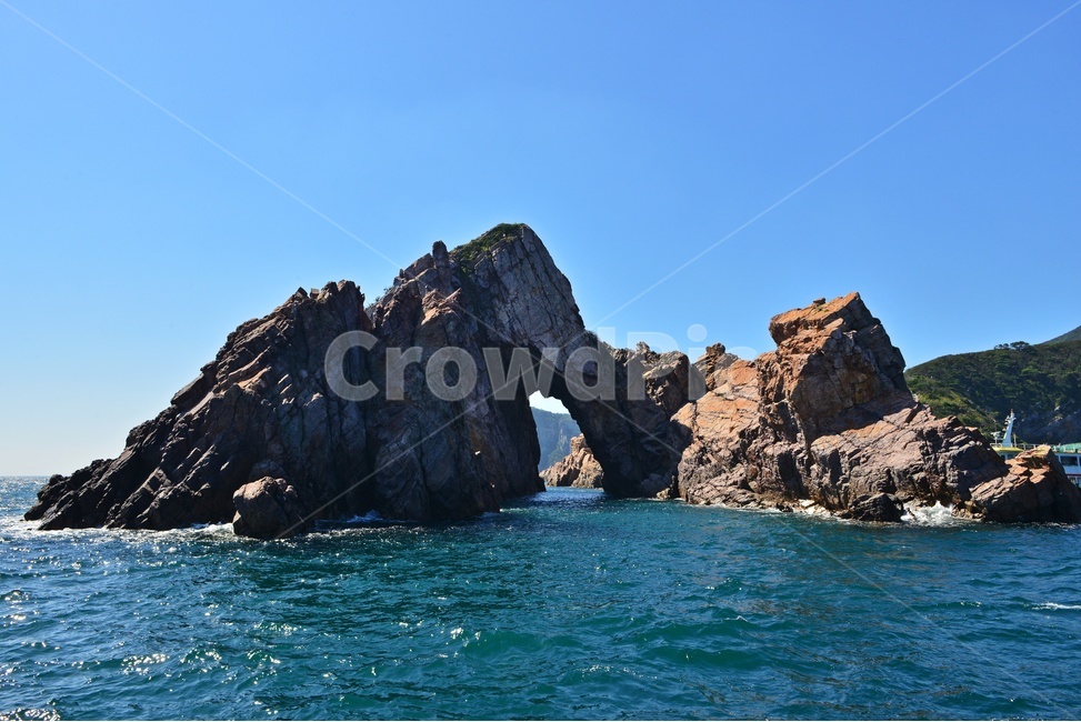 낭떠러지,cliff,nature,자연,outdoors,옥외,water,물,shoreline,해안선,sea,바다,ocean,대양,coast,연안,promontory,신안,홍도,다도해행상국립공원,홍도독립문,남문바위,cave,동굴,자연,풍경,nature,landscape