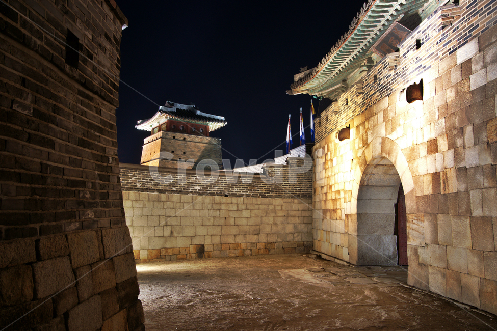 화서문,서문,성곽,수원화성,수원,유네스코세계문화유산,야경,보물제403호,옹성,야경,밤,풍경,nightscape,night,landscape,한국전통,한국문화,korean traditional,korean culture,랜드마크,landmark,tourist attraction,한국랜드마크,한국관광지,한국명소,korea landmark,korea tourist attraction,건축물,건물외관,exterior,building,structure,architecture,construction,walkway,보도,path,통로,sidewalk,pavement,포장
