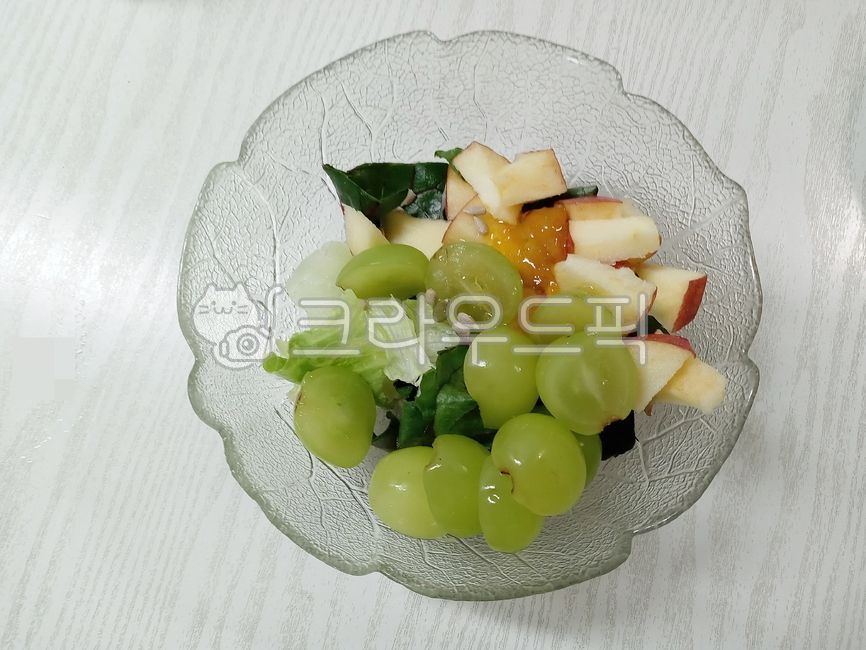 leaf vegetables,salad,shine musket,fruit,vegetable,vegetables,food,green grapes,fruit salad,healthy food,vegetarian,apples,grapes