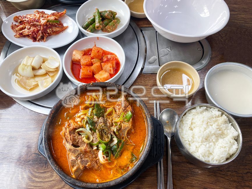 pepper,Radish kimchi,porkbackbone,sidedish,pork,Korean traditional food,kkakdugi,pork bone,porkbone,side dish,Pickled onion,Gamjatang,redpepper,bonegamjatang,Korean food,cooking,koreanfood,Bone Haejangguk Soup,gamjatang,Haejangguk,kimchi,Bone Haejangguk,r