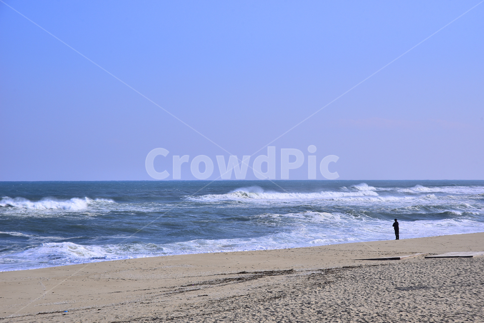 바닷가,파도,바다,동해바다,해안가,모래밭,sandybeach,coast,seashore,seaside,한국자연풍경,풍경,landscape,모래사장,해수욕장,푸른하늘,포말,바다풍경,물,background,백그라운드,배경,바탕,옥외,야외,outdoor,healing,nature,자연,ocean,water,사람,혼자,고독,쓸쓸함,바라보다,실루엣,한사람,alone,loneliness,solitude,lonely,solitary,lonesome,자연,풍경,nature,landscape