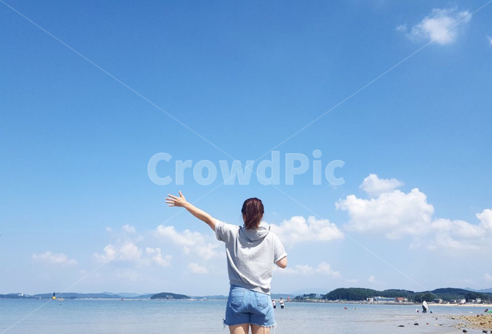 바닷가,파란하늘,뭉개구름,여름휴가,해방,자유,감성사진,뒷모습,휴식,캐주얼