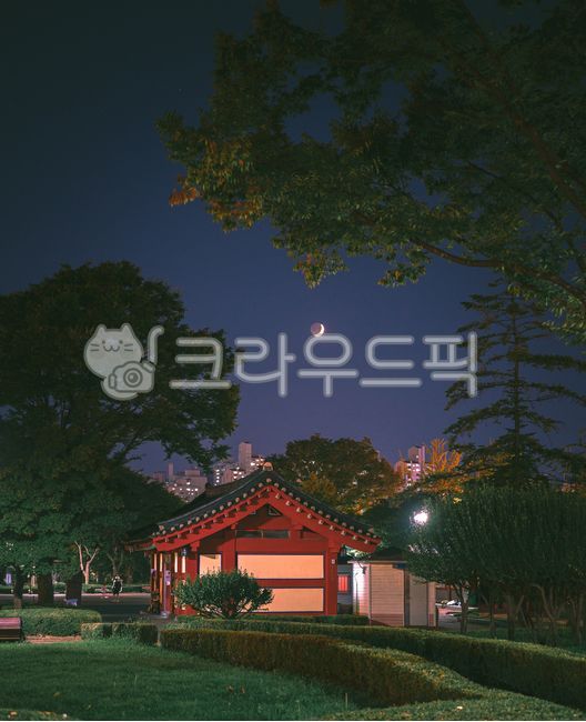 Hwaseong Temporary Palace,night view,crescent,tile roof,Suwon city,construct,Suwon Hwaseong Fortress,Korean tradition,building