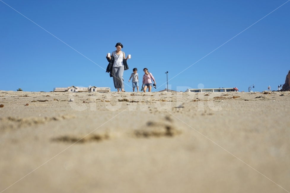 가족,아이,비치,휴식,여유,해변,모래사장,해외,세사람,California,UnitedStates,Sea,Beach,Family,Landscape,자연,풍경,nature,landscape,여름,계절,summer,season,해변,바다,beach,sea,여행,휴가,traveling,vacation,trip,해외,외국,세계,foreign,oversea,world,사람,인물,인간,human,person,가족,패밀리,family,ground,바닥,soil,흙