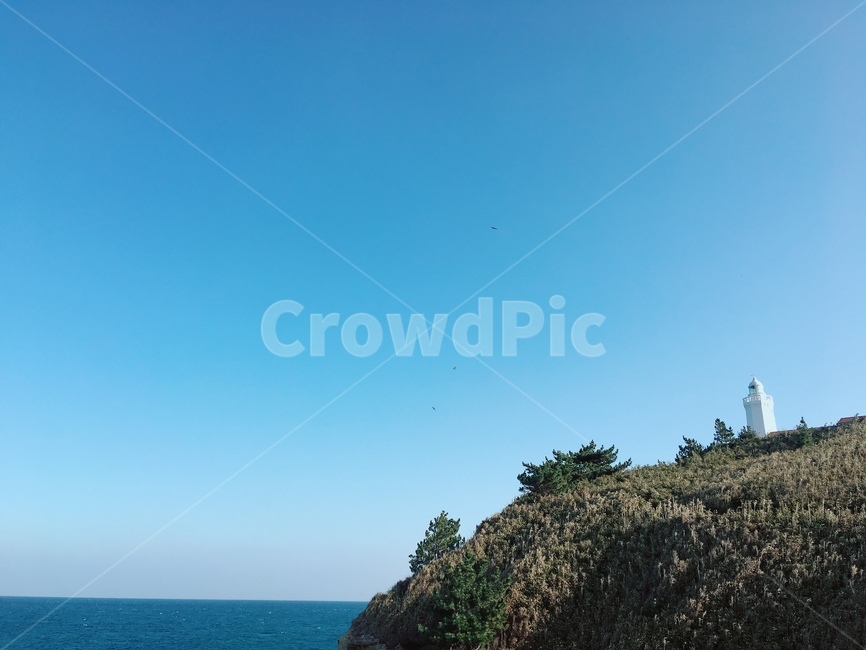 언덕,바다,흰등대,nature,sea