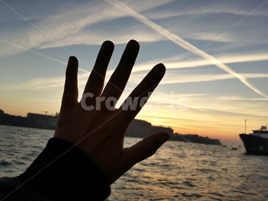 베니스풍경,바다,배,석양,노을,해질녘,늦은오후,초저녁,구름,sunset,손,cloud,신체일부,몸,body
