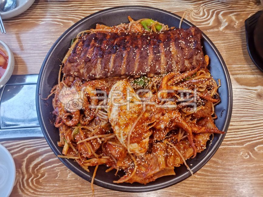 meat dishes,seasoning sauce,koreanmeal,rib,sauce,Dining together,rice thief,crotch,wooden board,stripe,rejuvenation,Steamed monkfish,delicacy,Monkfish dish,Grilled ribs,Bean sprouts,splash of water,Steamed dish,cooking ingredients,delicious,health food,St