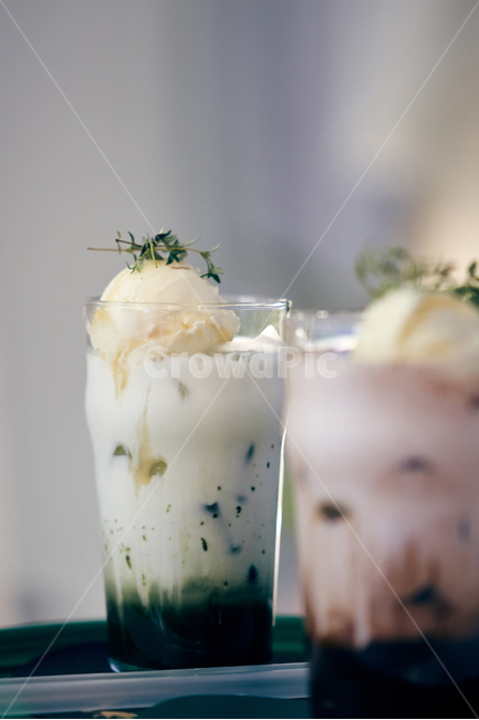 허브,herbs,아이스크림,카페,cafe,음료,beverage,유리컵,초록색,green,말차,아이스말차라떼,latte,마실것,milk,우유,drink,음료수,drink,beverage
