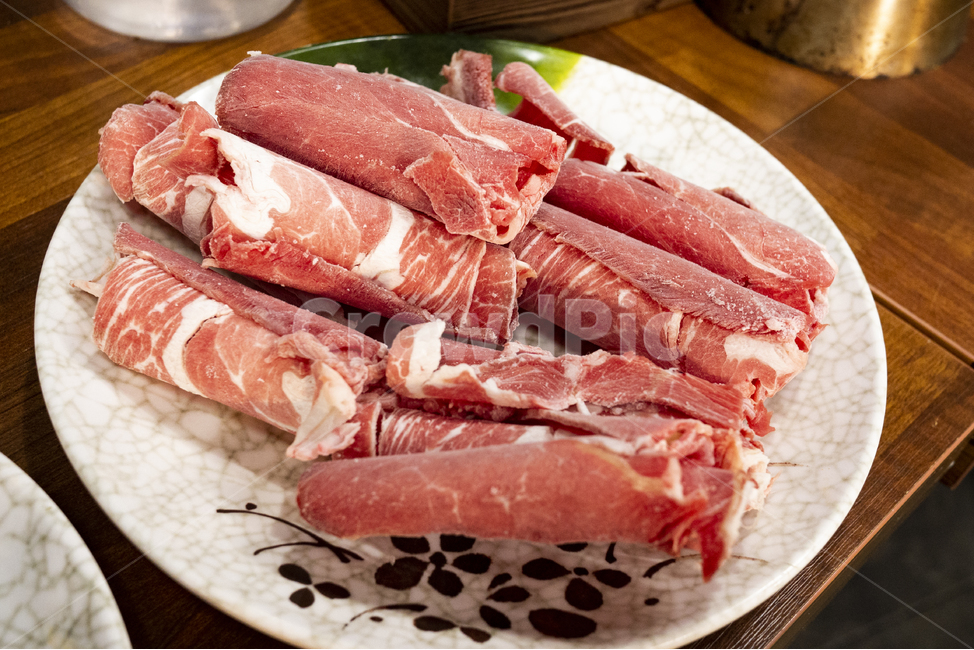 샤브샤브,소고기,고기,훠궈,냉동,냉동고기,냉동소고기,삶아먹는,재료,나무테이블,흰접시,마블링,음식점,한국음식점,샤브,음식,식재료,요리,food,cook,meal,dishes,food reserves,육류,고기,meat