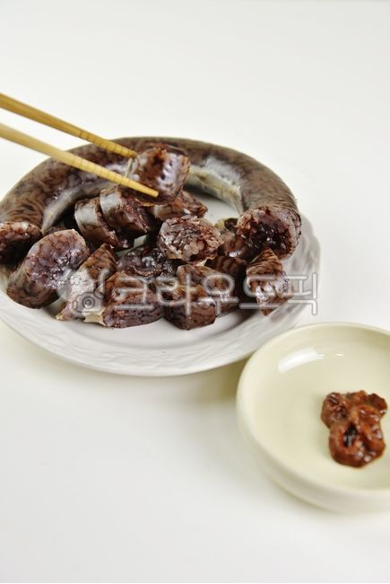 traditional cuisine,local food,snack,noodle,pork,bowels,blood,food,ingredients,traditional food,sundae,blood sundae,guts,unique food