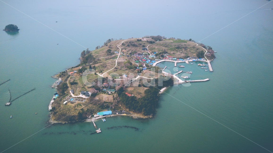 섬,바다,드론,하늘,숲,배,자연,풍경,nature,landscape,outdoors,옥외,land,땅,ocean,대양,sea,water,물,shoreline,해안선,coast,연안,경치