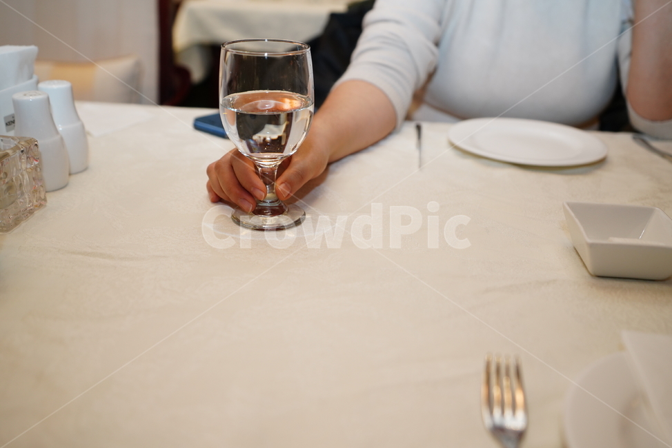 유리,글라스,잔,glass,물,마실거리,사람,human,인간,음료수,drink,beverage