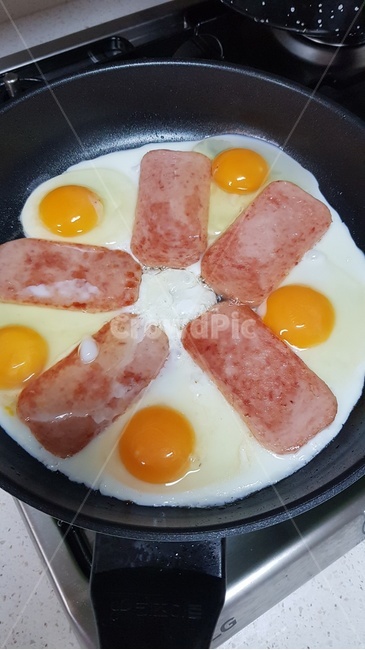 계란후라이,소시지후라이,스팸계란,계란부침,해바리기스팸