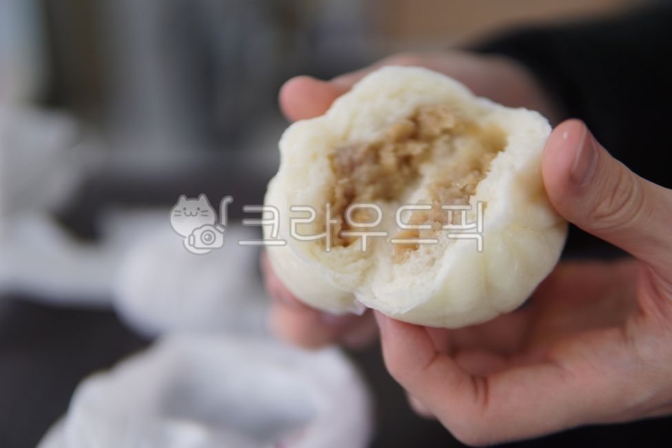 호빵,겨울,찐빵,니꾸망,손가락,bodypart,신체부위,finger,hand,손,person,사람,음식,빵,식재료,팥빵