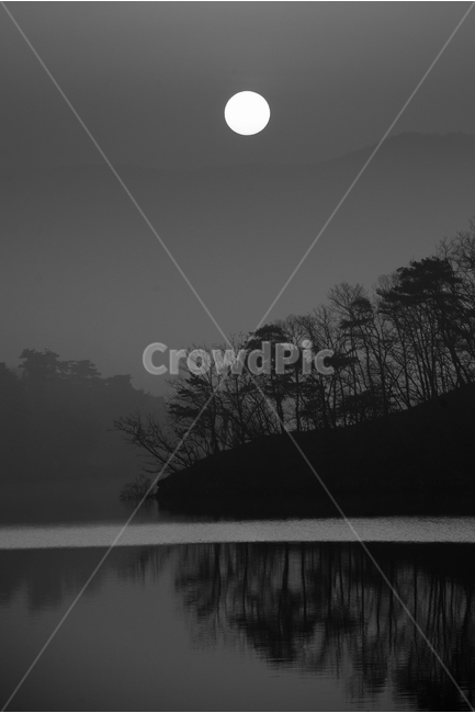 호반의아침,흑백사진,일출,호수,안개,태양,자연,풍경,nature,landscape,흑백,모노톤,monochrome,black and white,outdoors,옥외