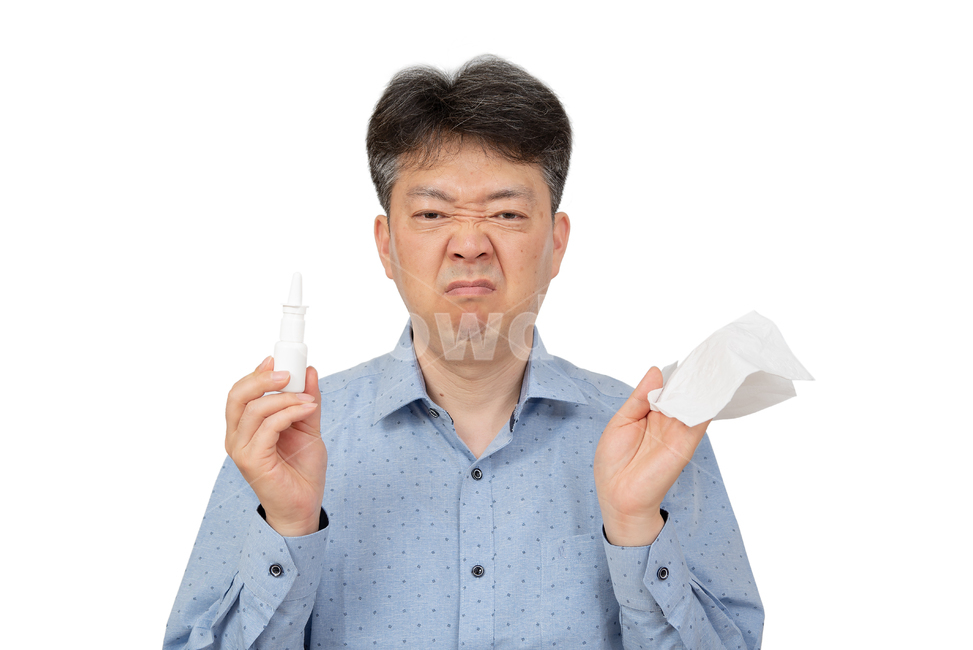 남자,남성,1인,상반신,흰색배경,누끼,하얀색배경,성인남자,아빠,한국인,일본인,중국인,아시아인,중년,40대,50대,하얀배경,중장년,건강,건강관리,의료,보건,질병,알레르기,알러지,감기,컨디션,인물,코막힘,비염,콧물,감염,전염병,에티켓,꽃가루,집먼지,미세먼지,치료,의약품,약,스프레이,분사,의학,예방,감기약,코,약품,얼굴,환절기,사람,인물,인간,human,person,얼굴표정,facial expression,face,남성,남자,man,male,감정표현,기분,feeling,emotion,의료,의학,병원,medical,hospital,clinic,누끼,remove background
