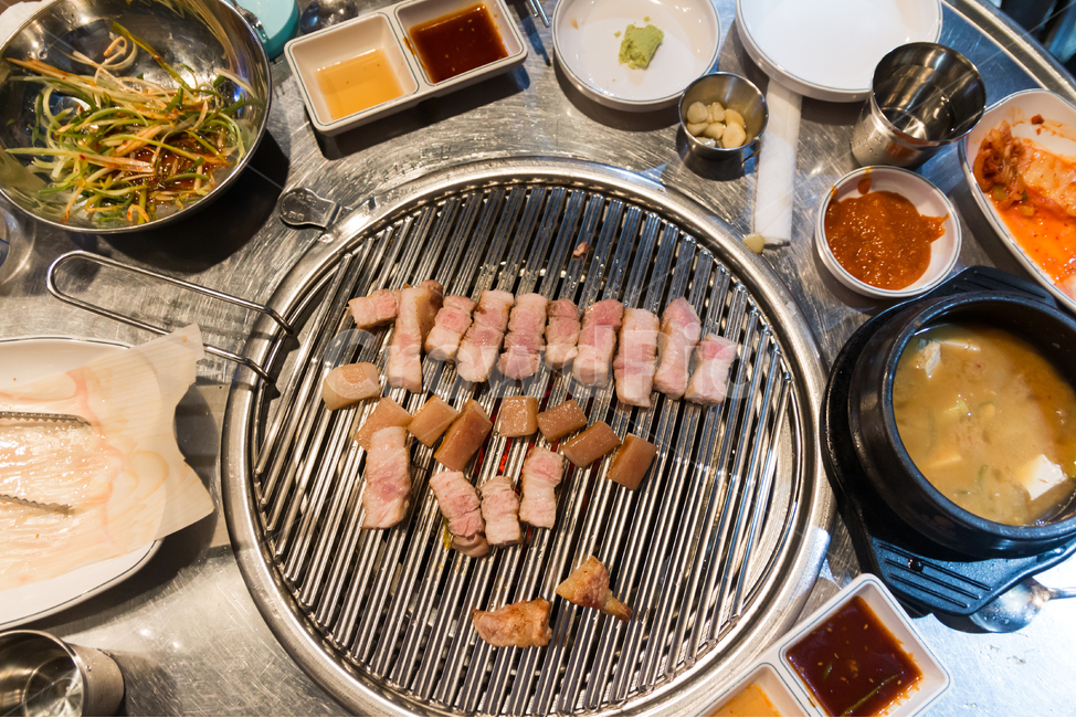 삼겹살,된장찌개,고기,돼지고기,돼지,육류,불판,철판,숯불,구이,숯불구이,회식,외식,맛있는,찌개,음식,한국요리,한식,소스,상차림,파채,파무침,식사