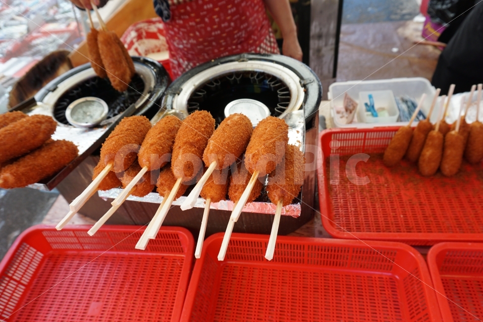 길거리핫도그,핫도그,노점핫도그,맛있는핫도그,hotdog,쌓여있는핫도그,시장,마트,마켓,market,mart,market place,디저트,간식,후식,dessert,snack
