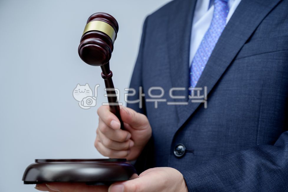 비즈니스,비지니스,비즈니스맨,비지니스맨,남성,남자,1명,한명,사람,마케팅,넥타이,컨셉,개념,상반신,사업,성인,정장,슈트,여백,카피스페이스,회사원,샐러리맨,영업,얼굴없는,수트,거래,경매,재판,변호사,판사,검사,법률,판결,판사봉,정의,법봉,심판,낙찰,파산,법조인,경영인,사업가,망치,입법,공증,공정,금융,비즈니스,사업,business,service,work