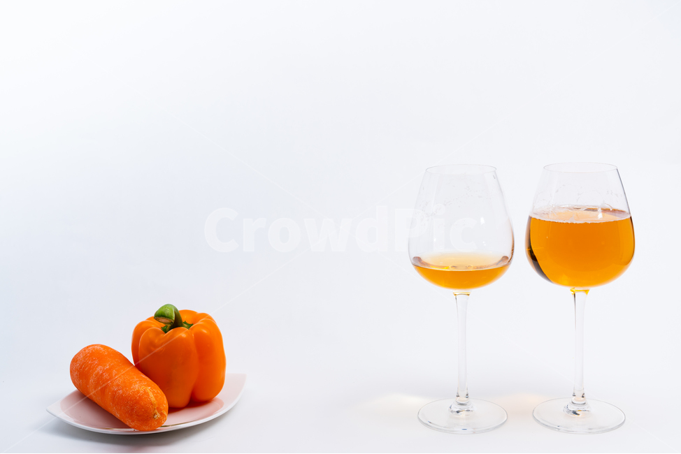 접시,그릇,도자기,와인잔,포도주,맥주,커플,유리잔,투명한,배경,주황색,노란색,하얀색,채소,야채,식재료,다이어트,건강한,칼로리,식단,안주,알콜,주류,차가운,담백한,딱딱한,쥬스,항산화,정돈된,농사,깨끗한,수분,정물,스튜디오,접사,음식,비타민,반찬,파프리카,탄산,당근,뿌리,채소,야채,vegetables,술,주류,alcohol