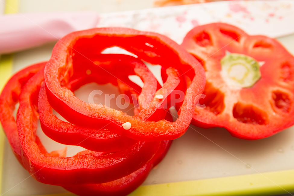 파프리카,야채,채소,도마,칼,식칼,빨간,빨강,빨간색,슬라이스드,요리,준비,횡당면,손질,가정,음식,신선한,음식,식재료,요리,food,cook,meal,dishes,food reserves,채소,야채,vegetables