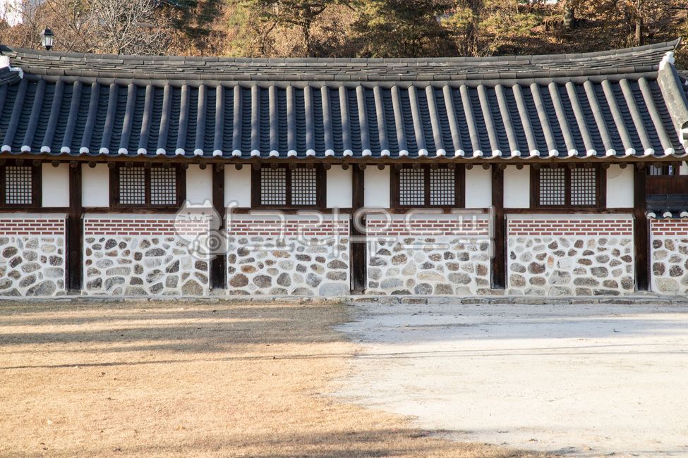 door,yard,Roasted fish,pattern,headstone,construct,Soaring main gate,building,paper,tile roof,chinese character,sight,Haengrangchae,tradition,brick,wooden pillar,gyeonggido,flat liquid,ancient architecture,lime,tree,Yeoju city,history,korea,Gamgodang,Pill
