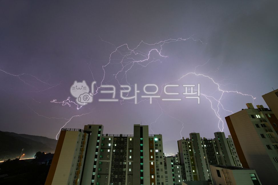 천둥,번개,우르르쾅쾅,번쩍,nature,자연,outdoors,옥외,weather,날씨,city,도시,metropolis,중심지,storm,폭풍