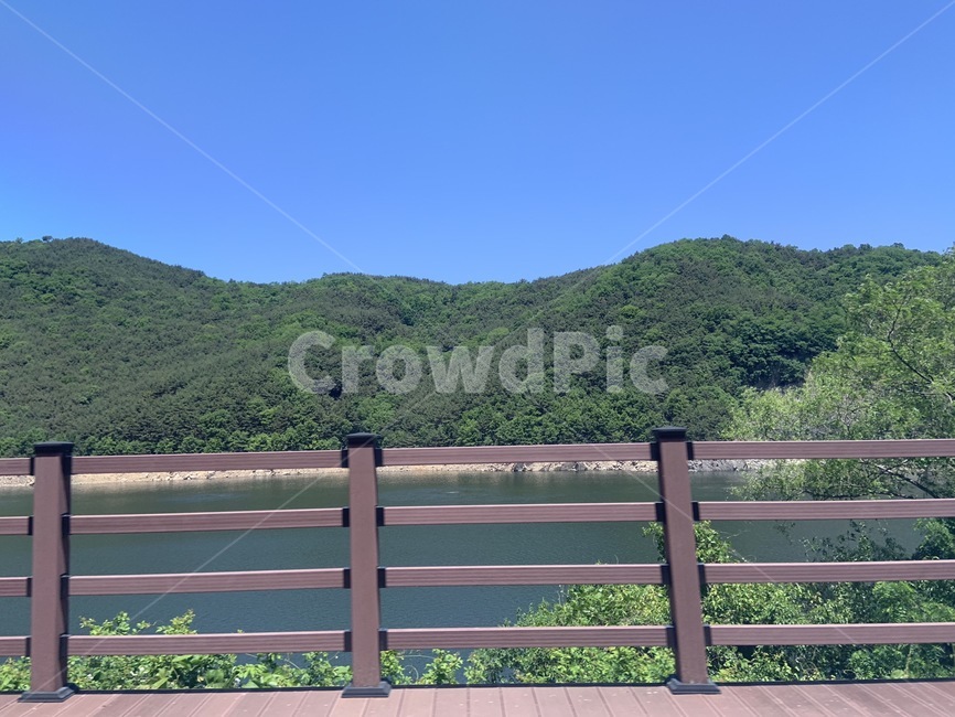 자연환경,산,나무,구름,연못