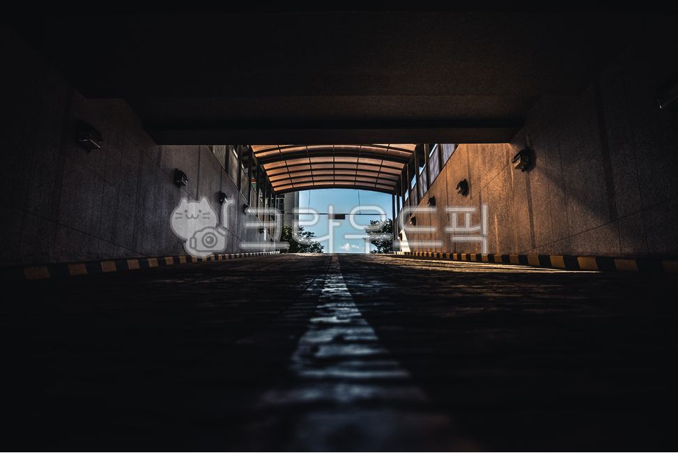 지하주차장,지하,햇빛,명암대비,오르막길