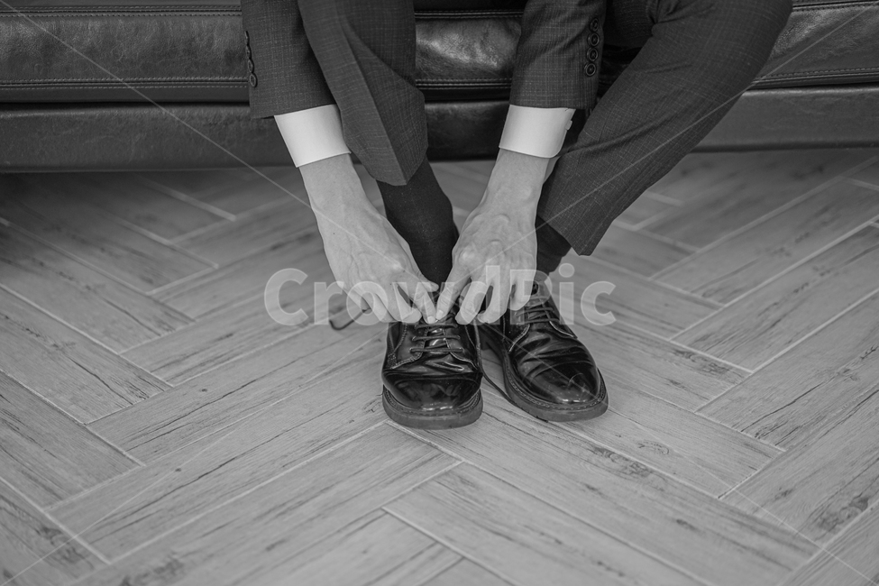 구두,남성구두,패션,정장구두,남성화,신발,슈트,양말,하반신,발,매듭,신발끈,사람,인물,인간,human,person,남성,남자,man,male,패션스타일,의상,fashion,style
