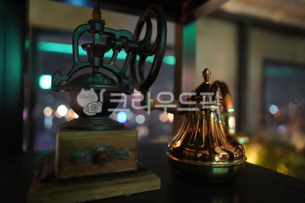 grinder,antique props,coffee grinder,kettle,grindstone,Coffee pot,coffee beans,coffee cup,vintage,vintage model,coffee,object