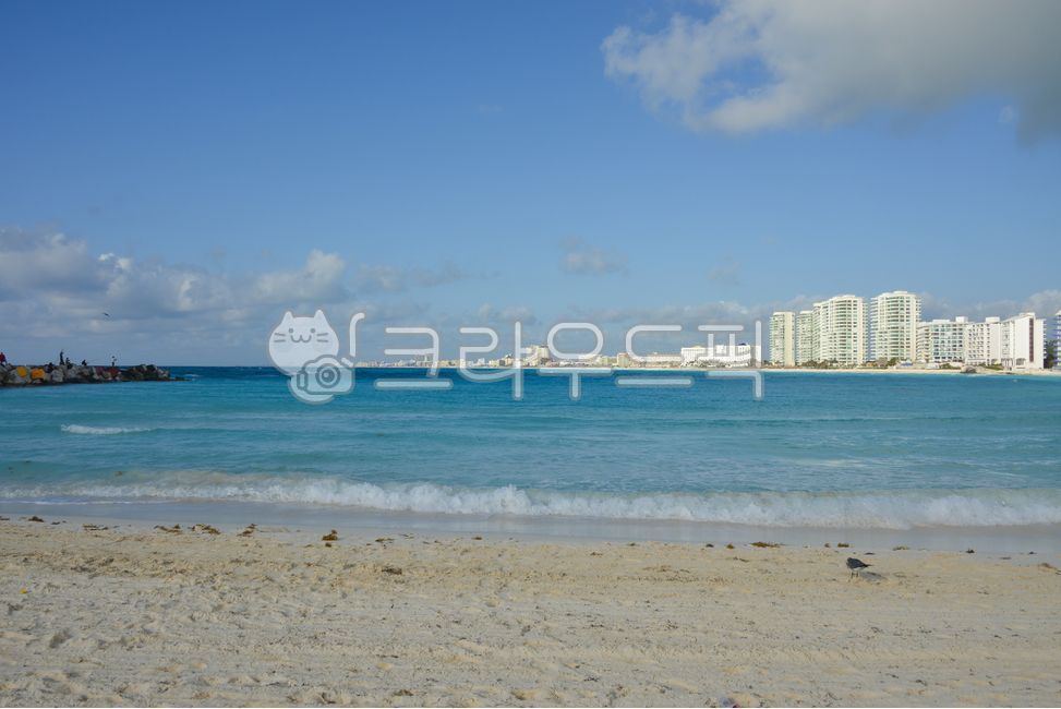 해외,외국,칸쿤,바다,바닷가,해안가,모래사장,하늘,구름,건물들,자연,옥외,야외