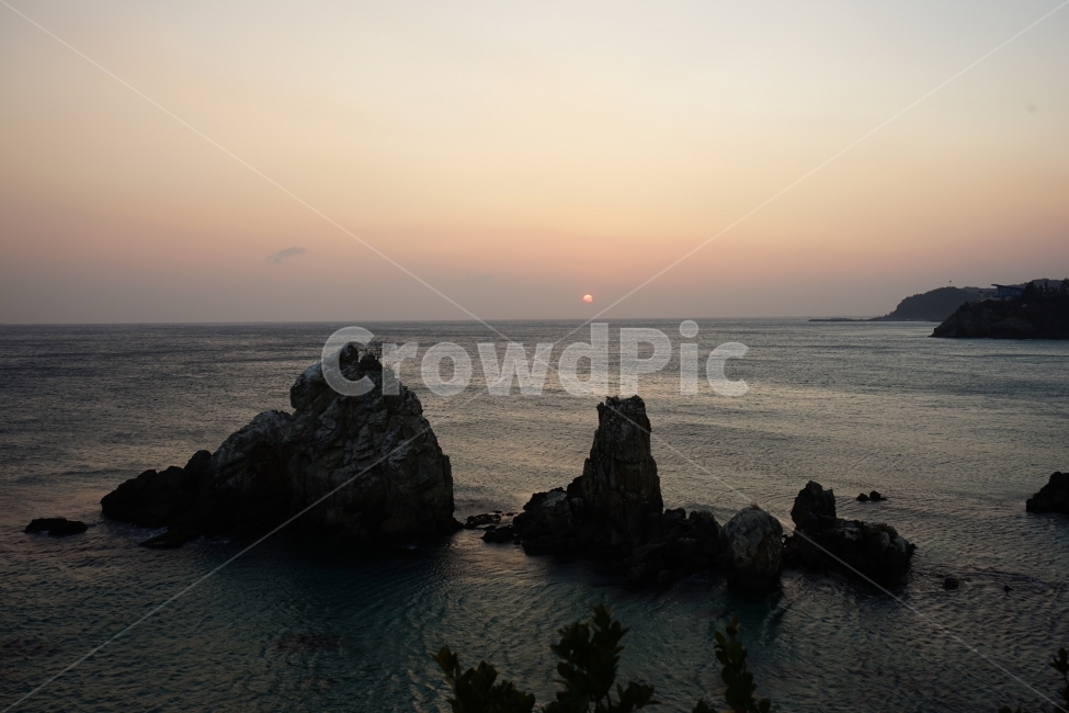 추암해변,촛대바위,겨울바다,일출,동해바다,자연,자연,풍경,nature,landscape,한국자연풍경,한국자연경관,korea nature landscape,outdoors,옥외,land,땅,water,물,shoreline,해안선,sea,바다,ocean,대양,promontory,곶,coast,연안